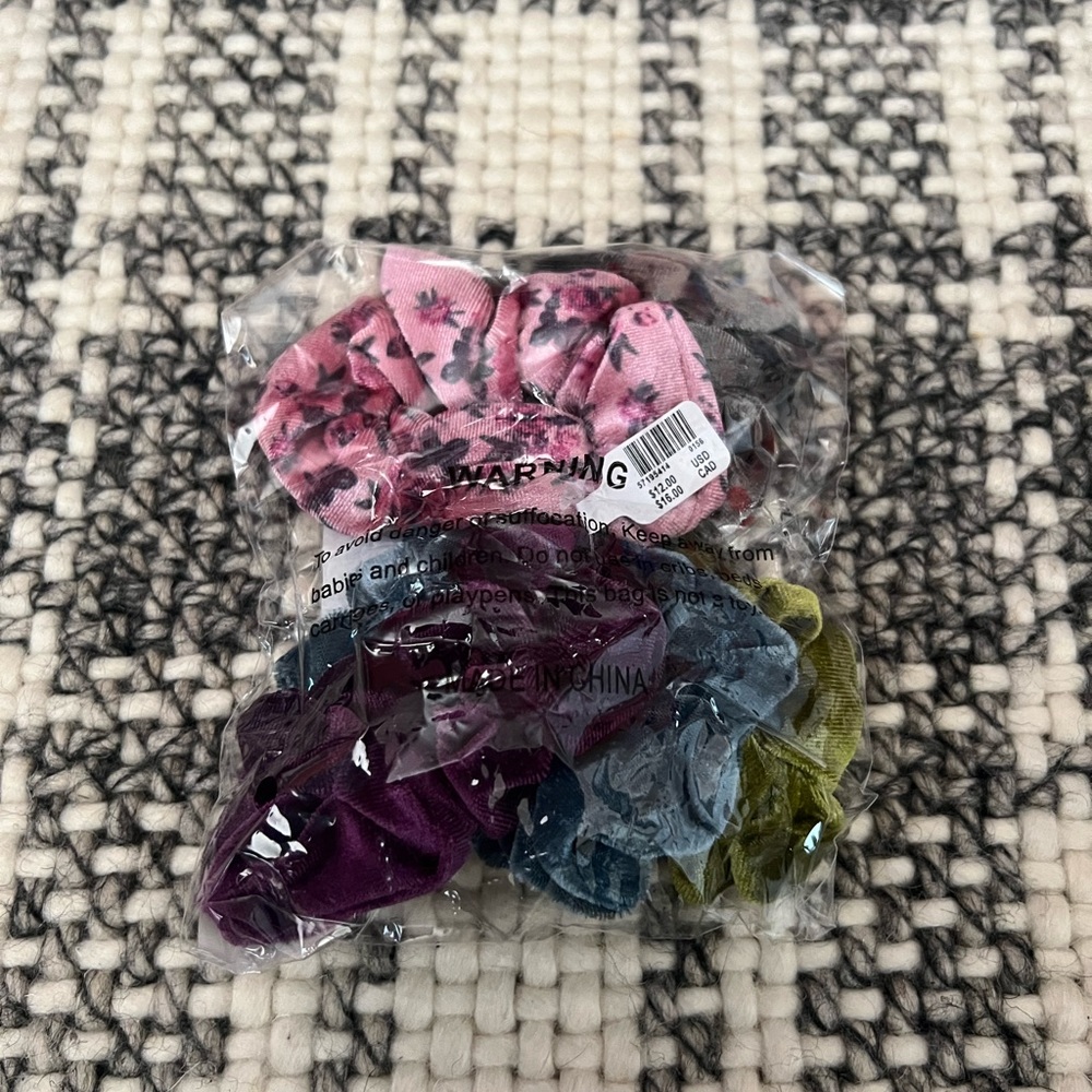 Urban Outfitters Velvet Scrunchie Set - Picture 4 of 4